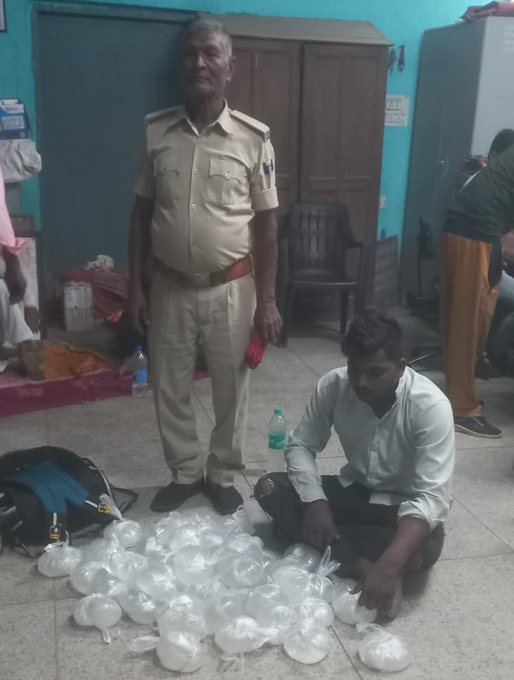 49 लीटर देसी महुआ शराब के साथ एक तस्कर गिरफ्तार