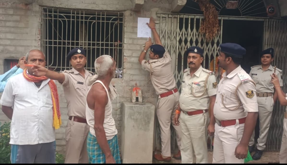 गुड्डू सिंह हत्याकांड में हत्यारोपित गुलशन के घर पर पुलिस ने चिपकाया इश्तेहार