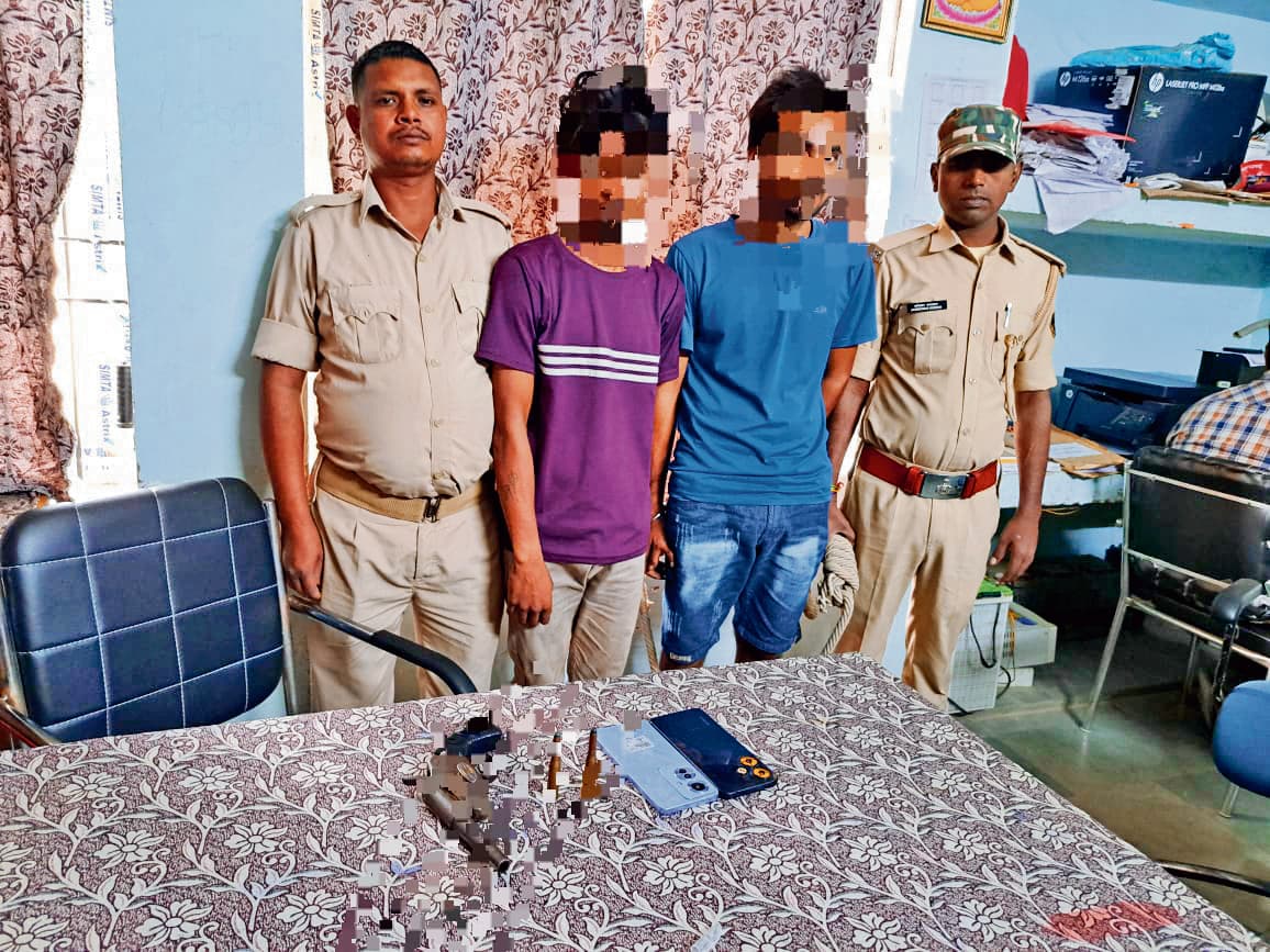 चोरी की बाइक व हथियार के साथ दो बदमाशों को पुलिस ने किया गिरफ्तार