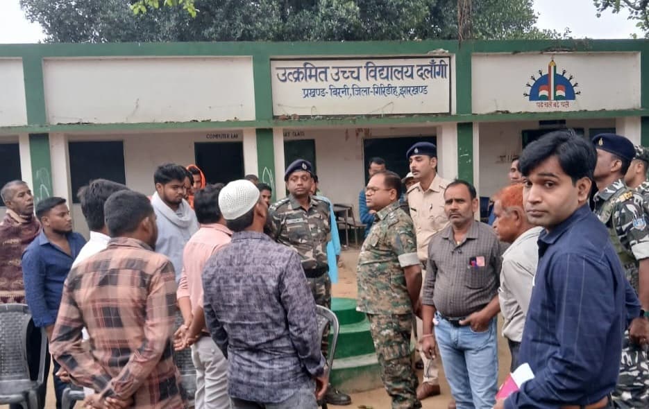 Giridih News:एसपी व एसडीपीओ ने किया बिरनी के बूथों का निरीक्षण