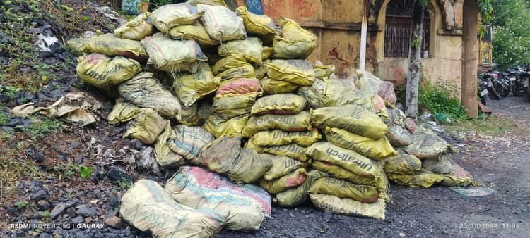 Giridih News:छापेमारी में चार टन कोयला व 10 बाइक जब्त, चार धराये