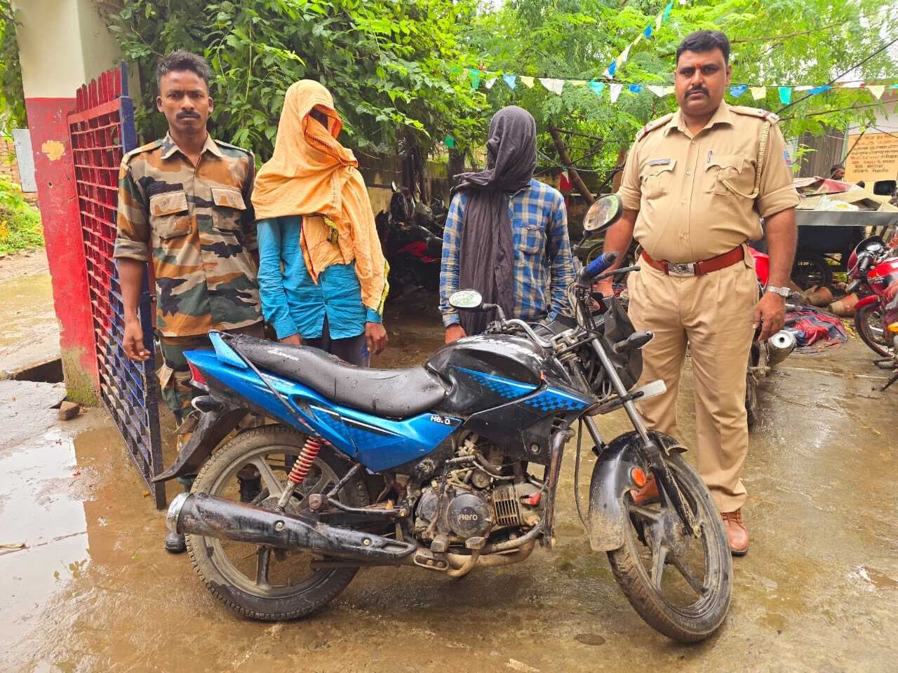 32 बोतल विदेशी शराब के साथ भागलपुर के दो युवक गिरफ्तार, चोरी की बाइक जब्त