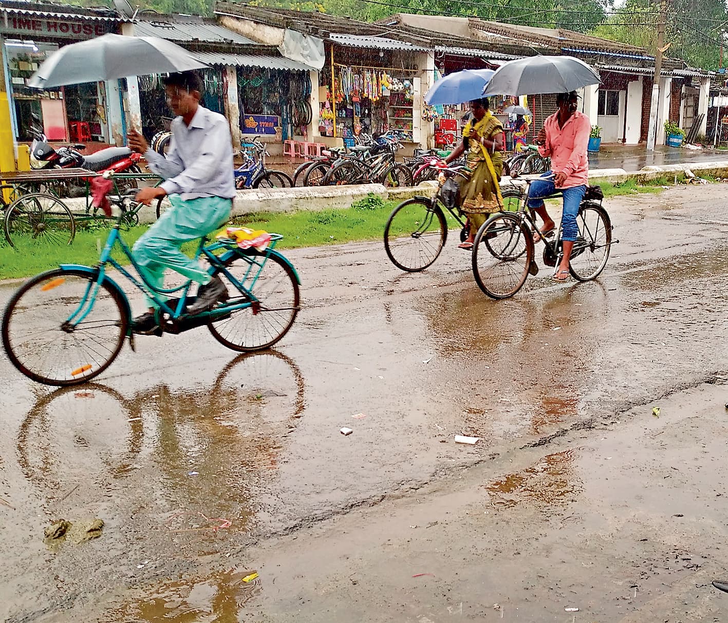 Rourkela News: चक्रवाती तूफान का असर : दो दिन से खड़ी हैं बसें, खाली बैठे हैं चालक-खलासी
