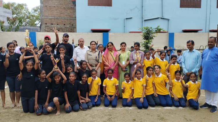 Samastipur News: अंडर 14 महिला कबड्डी प्रतियोगिता में एंबिएंस ग्लोबल ने जीतकर ट्राफी पर जमाया कब्जा