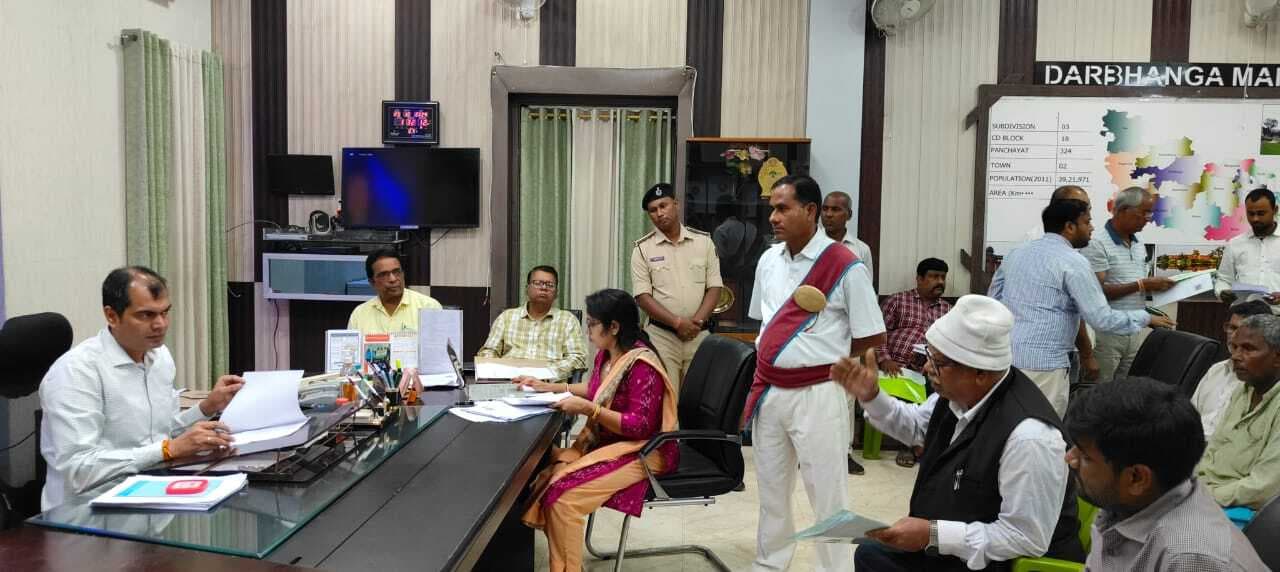 डीएम के जनता दरबार में 55 से अधिक मामलों का हुआ निबटारा