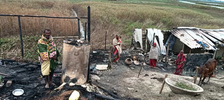 कमला बलान के बांध पर शरण ले रखे पीड़ितों पर पानी के बाद आग का कहर