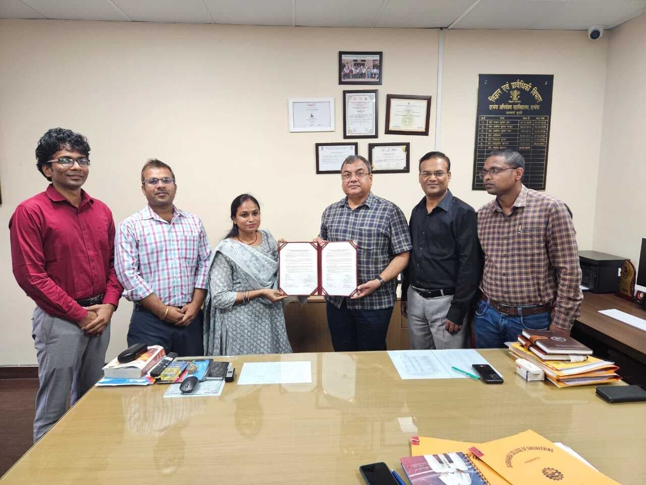 डीसीइ की पूर्ववर्ती छात्रा ने वीरेंद्र मेरिट अवार्ड की स्थापना को दी राशि