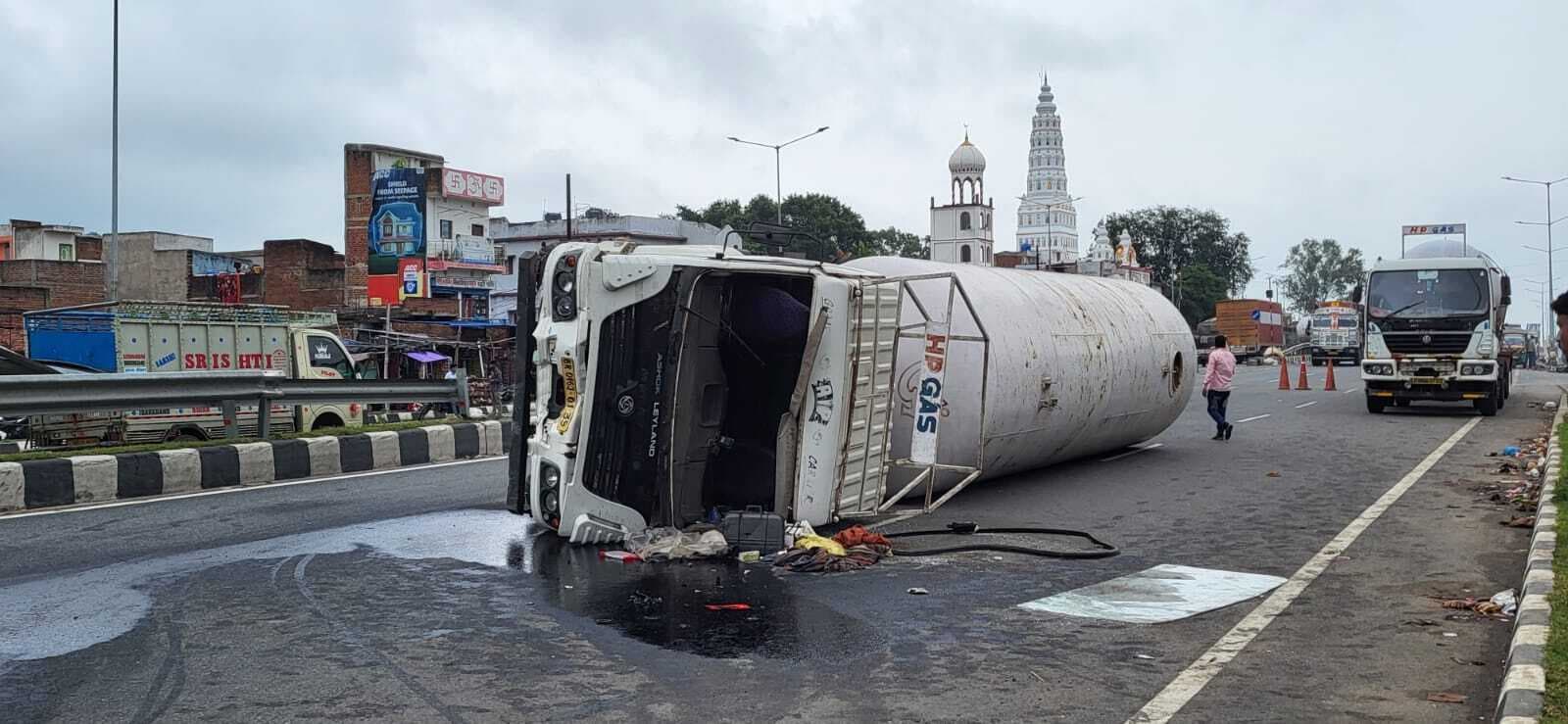 Dhanbad News:एलपीजी से भरा टैंकर पलटा, मची अफरातफरी