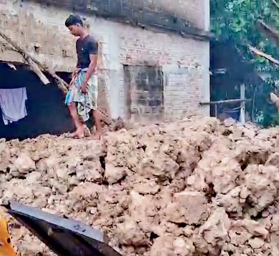 डाना ने पश्चिम मेदिनीपुर में भी मचायी तबाही