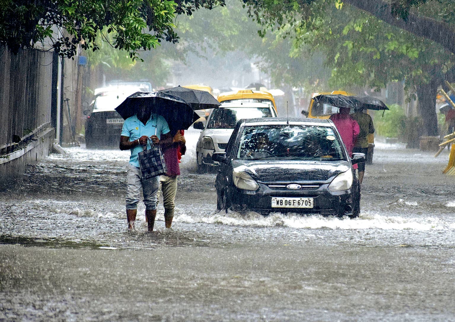भारी बारिश से महानगर के कई इलाकों में जलजमाव