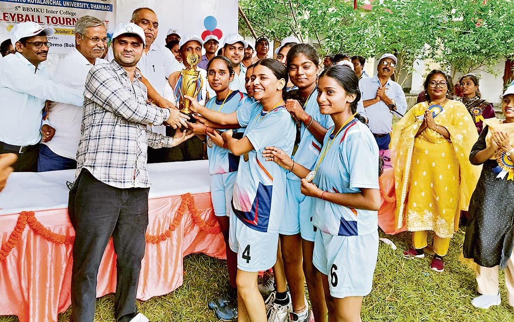 dhanbadnews: अंतर कॉलेज वॉलीबॉल प्रतियोगिता में एसएसएलएनटी फिर चैंपियन