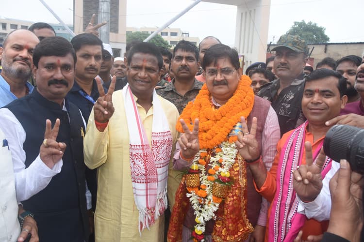 DHANBAD NEWS : राज सिन्हा, तारा देवी ने विस चुनाव के लिए किया नामांकन