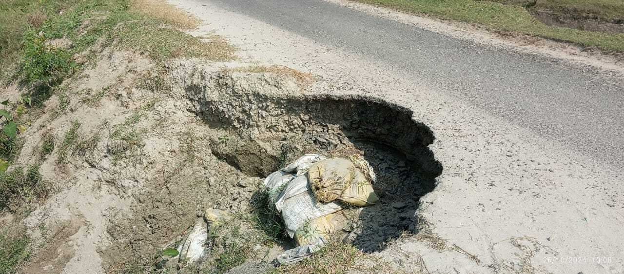 सड़क में बना है रेनकट, दुर्घटना की बनी रहती है आशंका