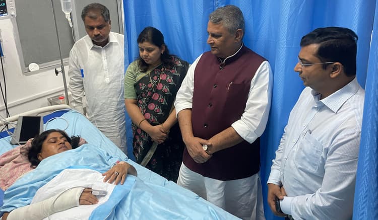 निरीक्षण के दौरान सीढ़ी से फिसलीं मंत्री लेशी सिंह, पटना रेफर