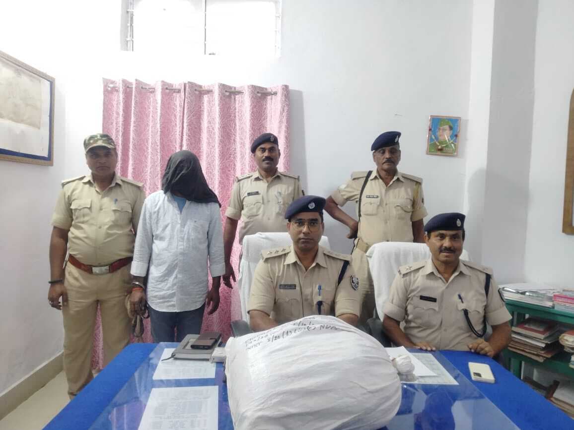 भारी मात्रा में गांजा के साथ तस्कर गिरफ्तार