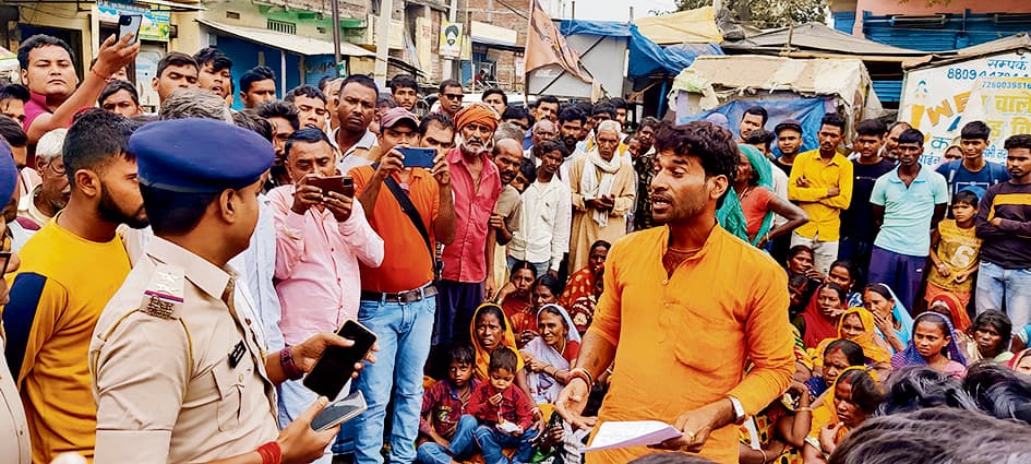 Gaya News : पैक्स मतदाता सूची में नाम नहीं जोड़े जाने का आरोप लगा किया सड़क जाम