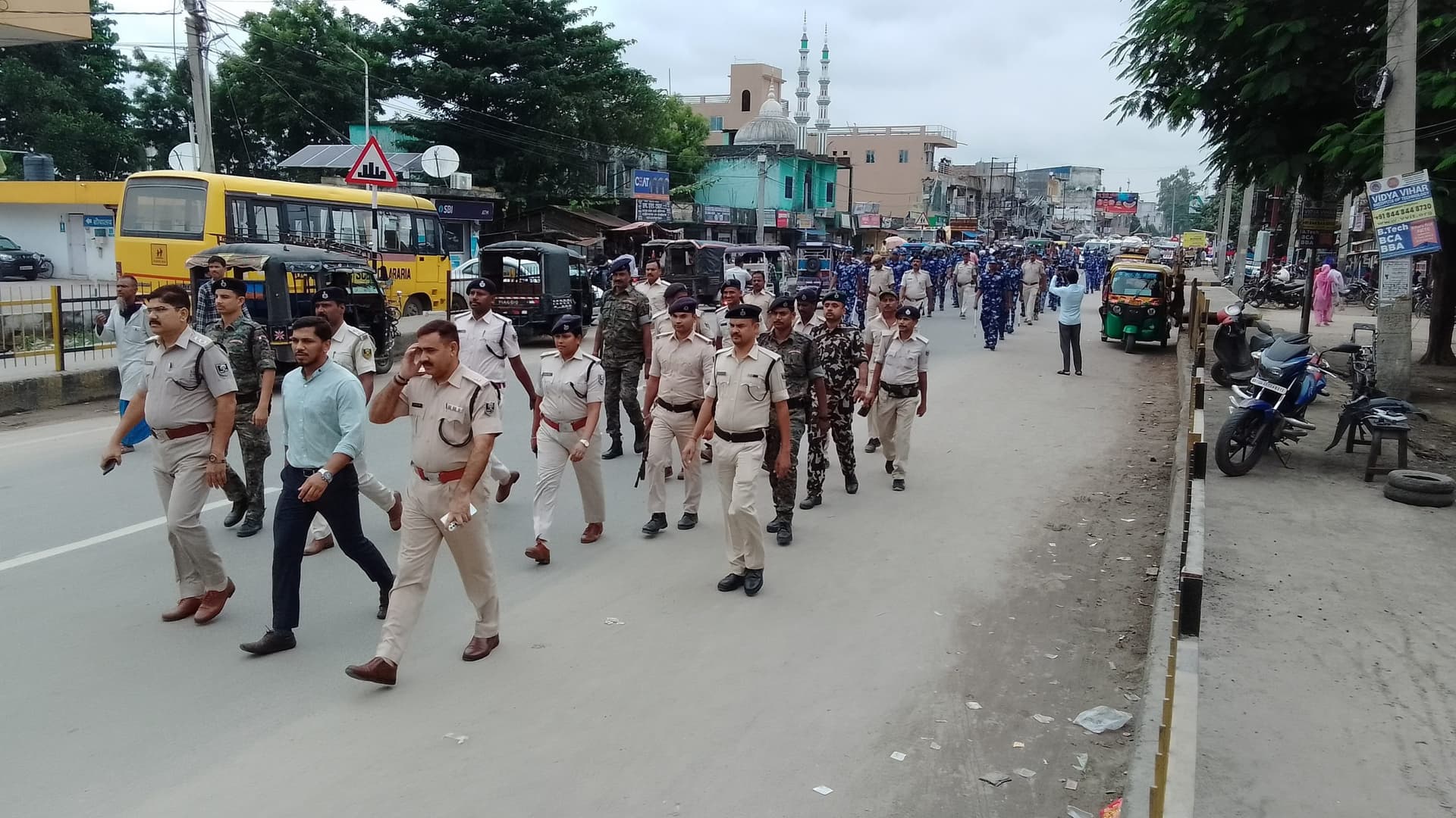 शांति व्यवस्था बनाये रखने को लेकर डीएम व एसपी ने किया फ्लैग मार्च
