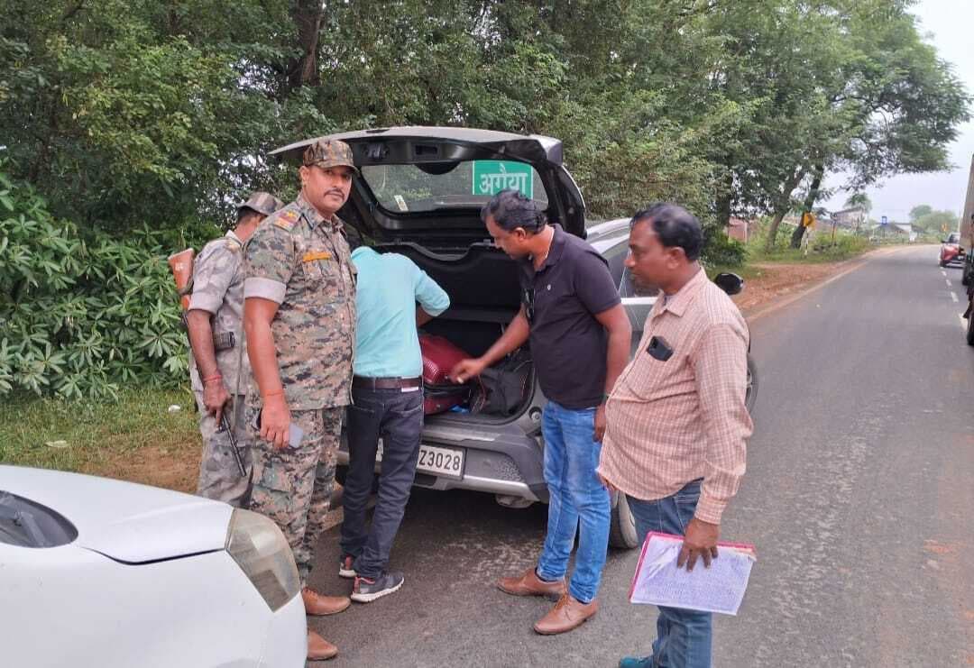 अगैया चेकनाका पर वाहनों की हुई जांच