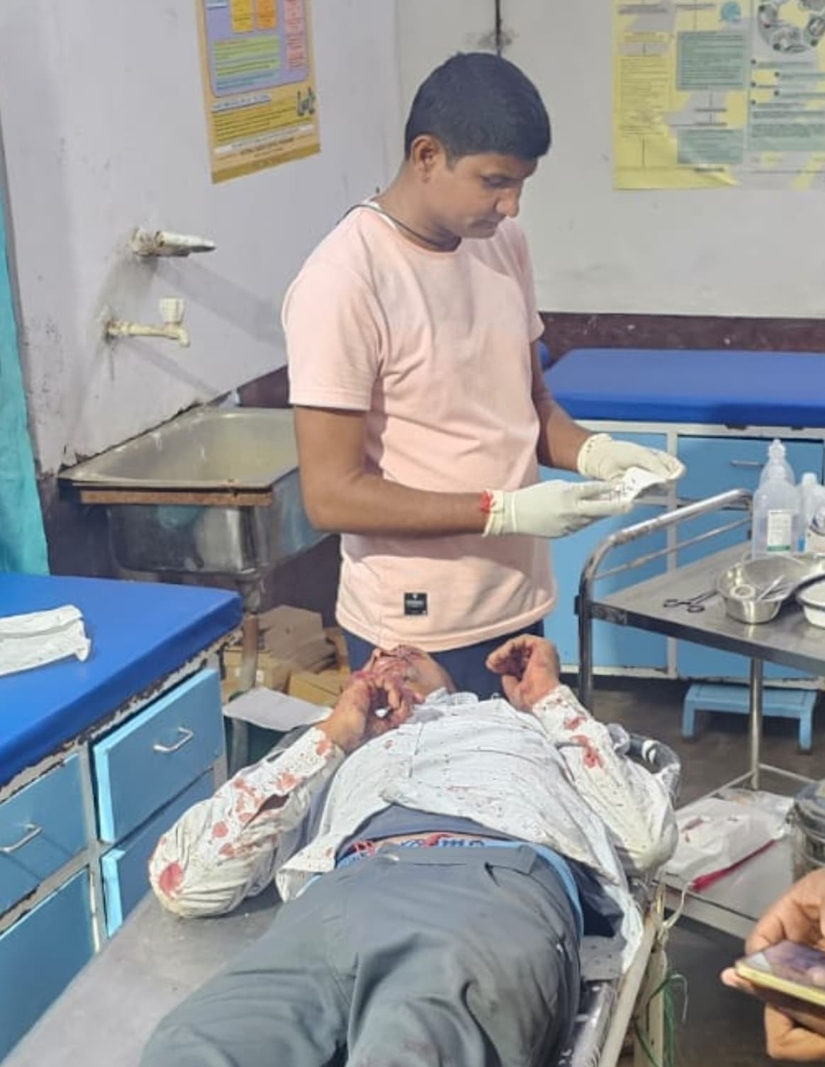 पेड़ से टकराया पिकअप वाहन, पांच घायल तीन रेफर