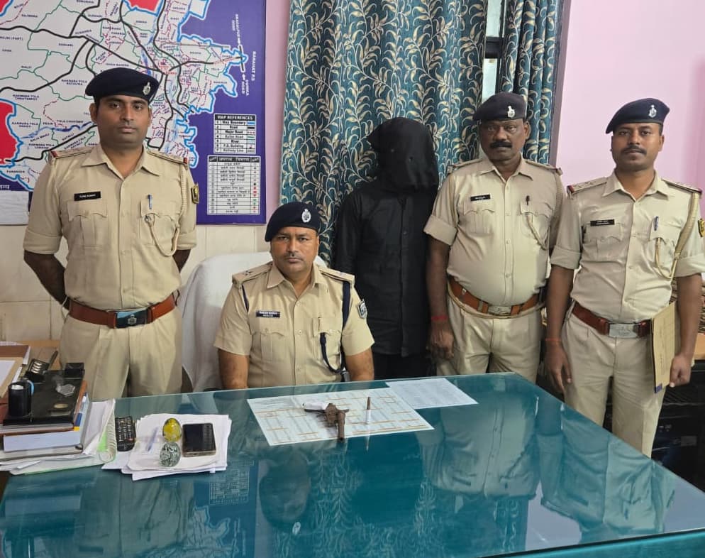 लोडेड देसी कट्टा के साथ एक वारंटी गिरफ्तार