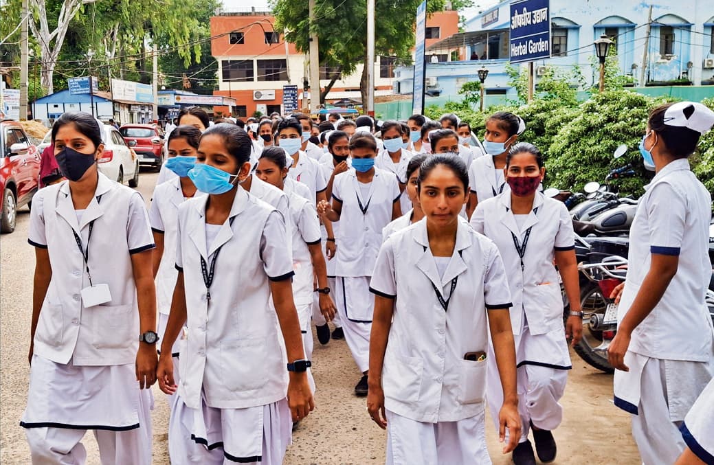 Chhapra News : सदर अस्पताल के एएनम स्कूल की छात्राओं ने दूसरे दिन भी किया हंगामा