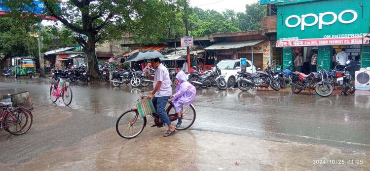 चक्रवात डाना का दिखा असर, दिन भर होती रही बारिश