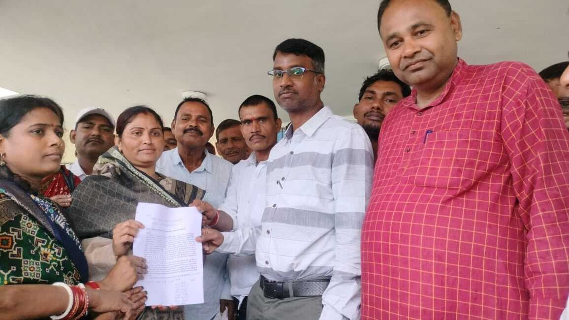 जीविका कैडर ने सीओ व बीपीएम को सौंपा मांग पत्र