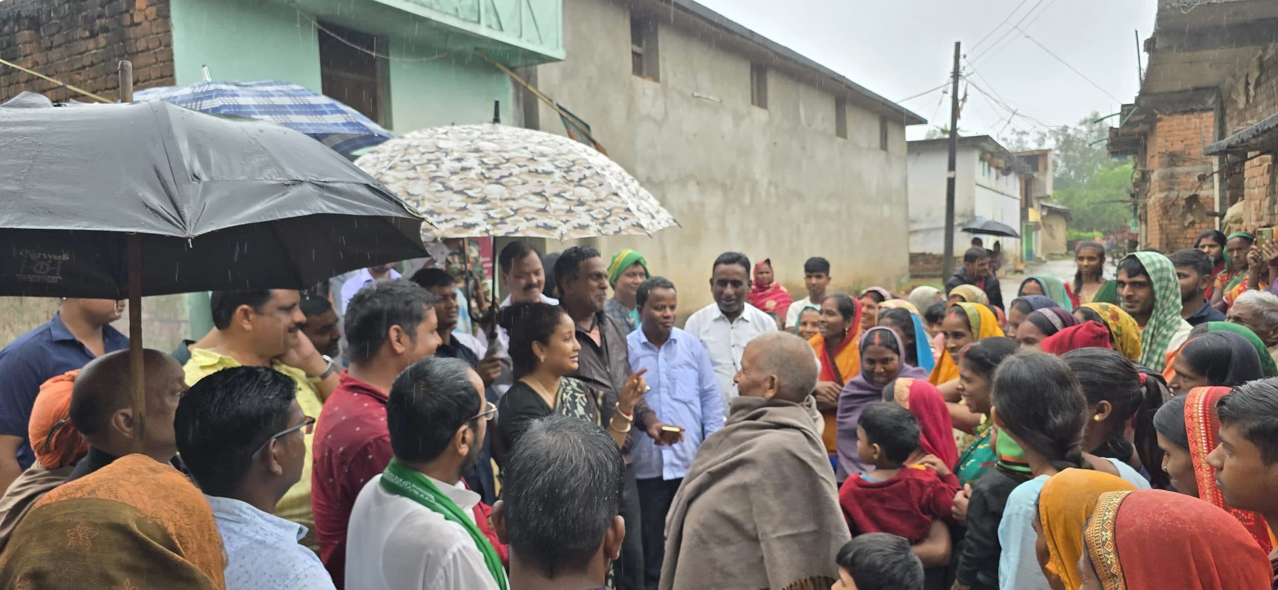 Giridih News:कल्पना सोरेन ने चलाया जनसंर्क अभियान