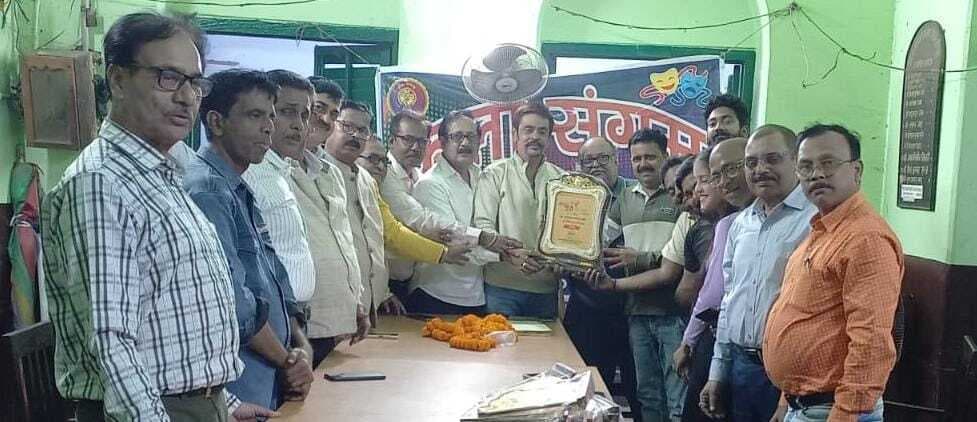 Giridih News:कला संगम ने नाटक विजेता टीम को किया सम्मानित