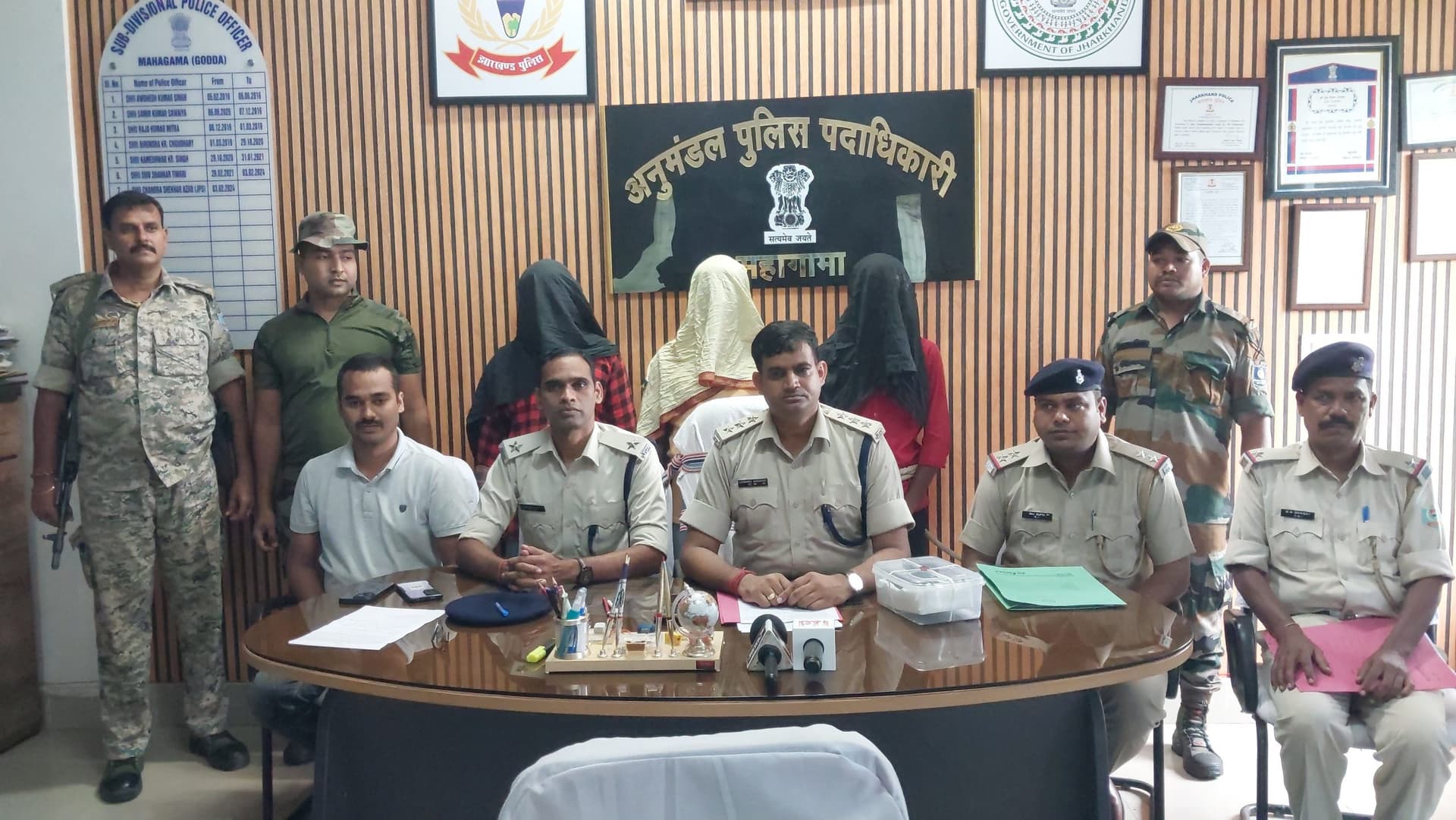 देसी पिस्टल, नौ कारतूस व 72 बोतल अंग्रेजी शराब जब्त