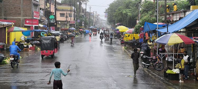 Giridih News: रिमझिम बारिश से जनजीवन अस्त-व्यस्त, ठंड का एहसास