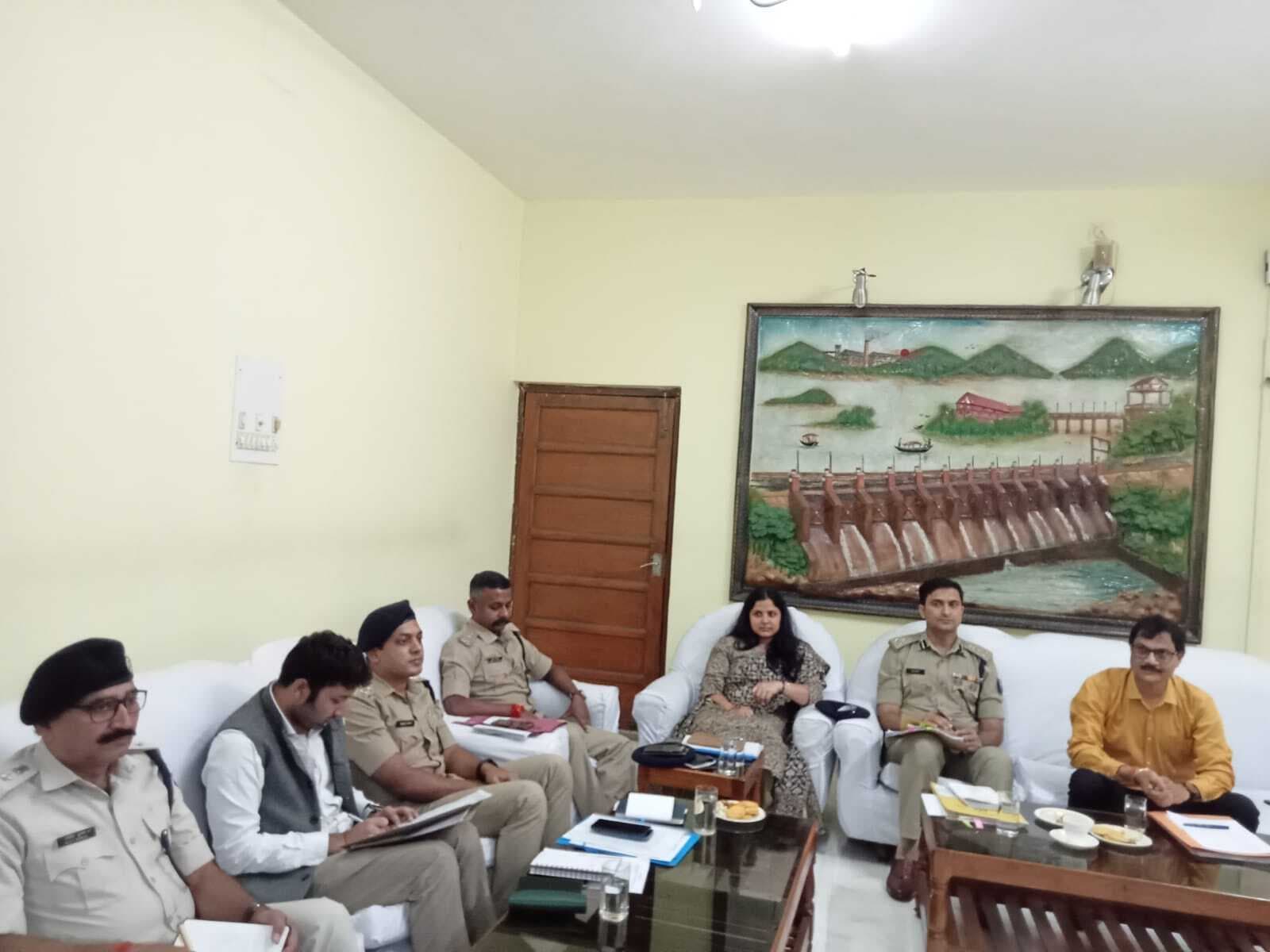 dhanbad news : चुनाव को ले झारखंड व पश्चिम बंगाल के वरीय अधिकारियों की संयुक्त बैठक