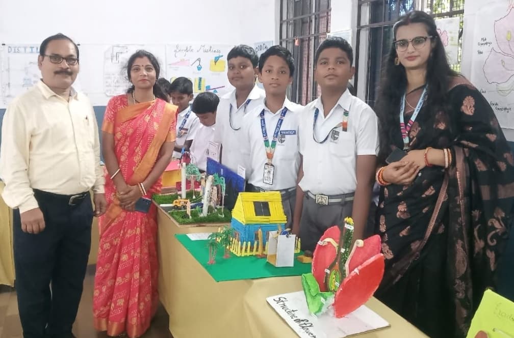 Dhanbad News:विज्ञान प्रदर्शनी में बच्चों ने दिखायी प्रतिभा