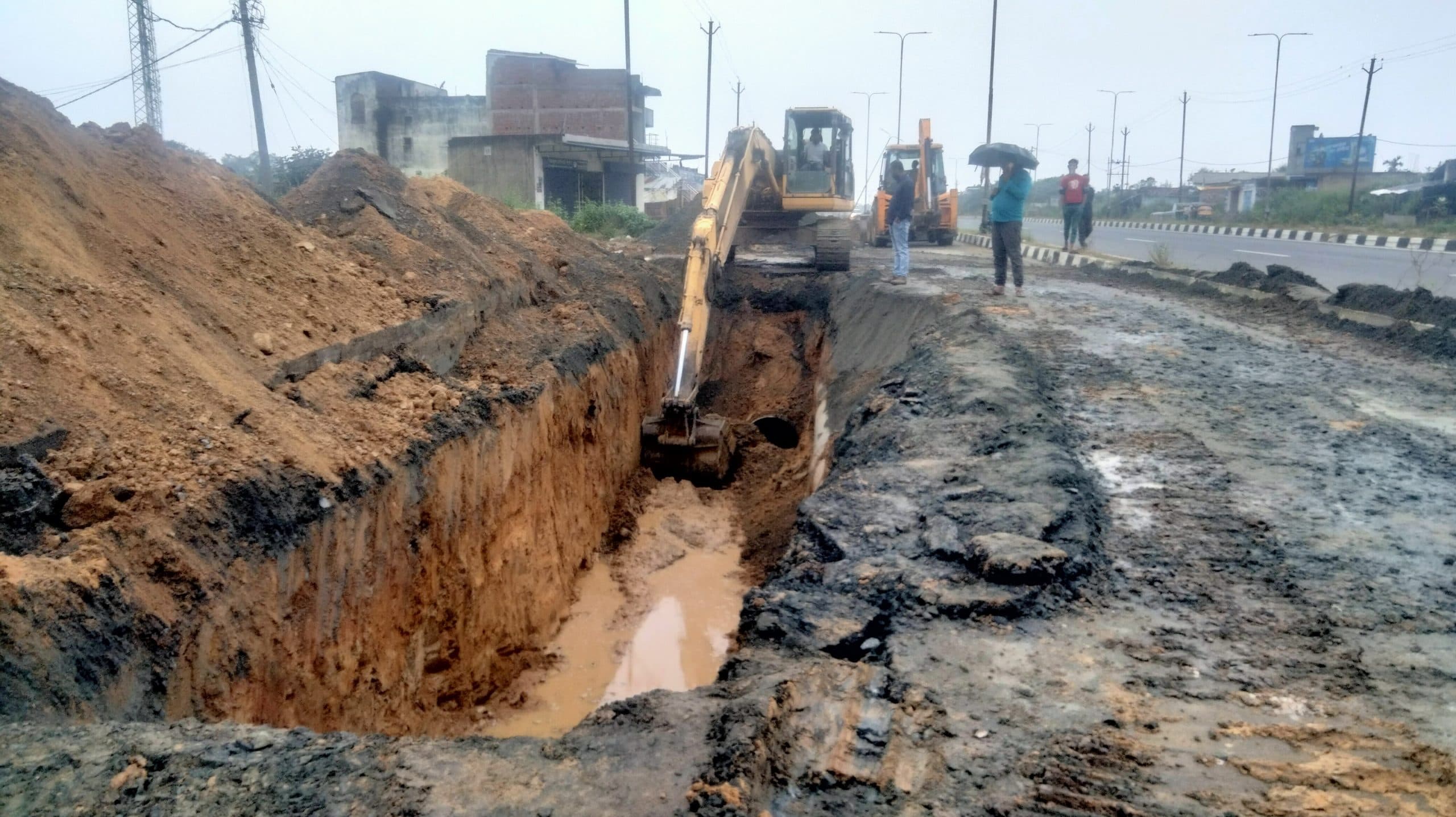 DHANBAD NEWS : राइजिंग पाइप की टेस्टिंग के क्रम में धंसी थी आठ लेन सड़क