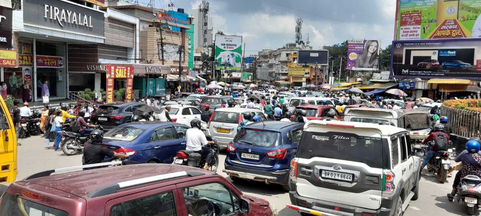 Ranchi News : शहर में जाम में फंसे रहे वाहन