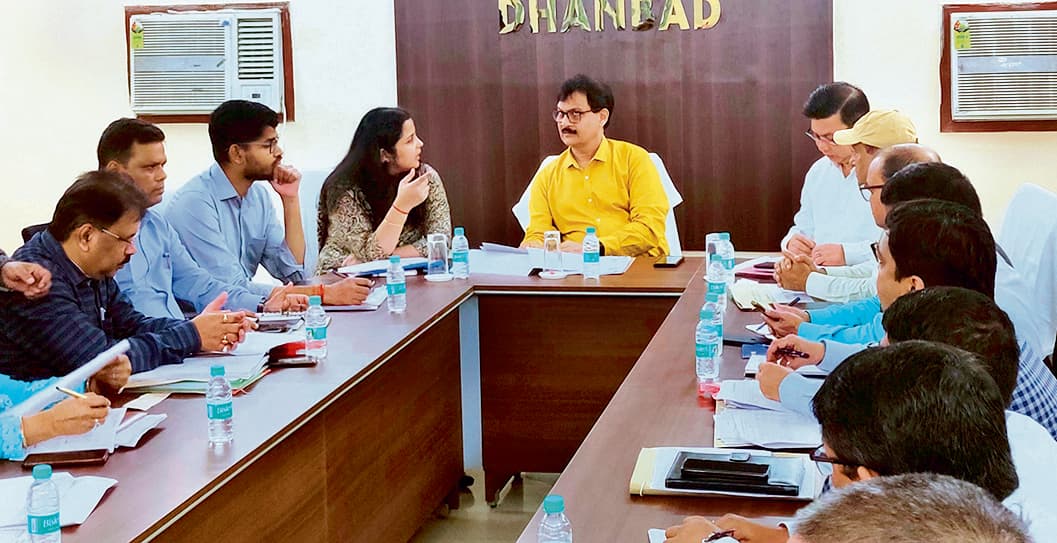 DHANBAD NEWS : सी विजिल एप पर आने वाली शिकायतों का करें त्वरित निष्पादन : आयुक्त