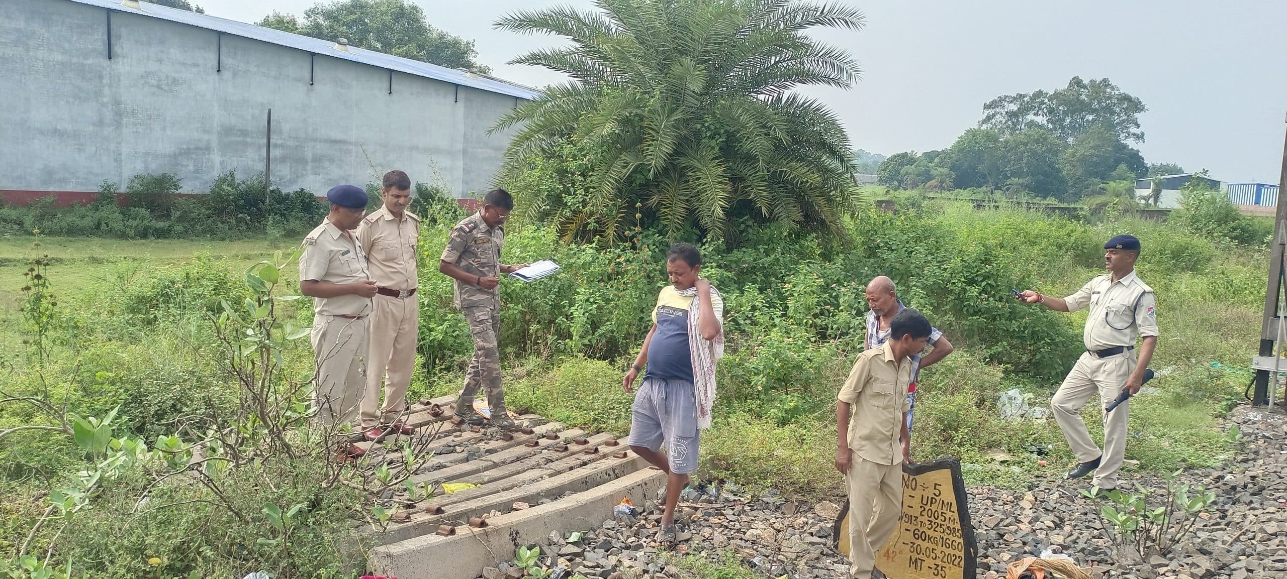 रेलवे ट्रैक के पास मिला वृद्ध महिला का शव