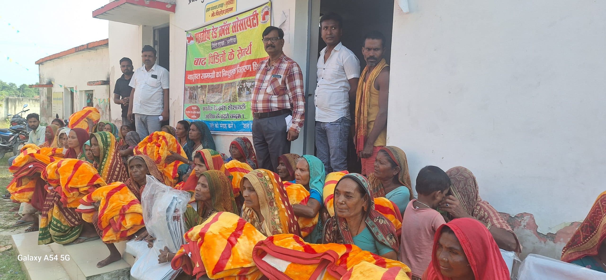 रेड क्रॉस सोसाइटी ने वृद्धों के बीच बांटा कंबल