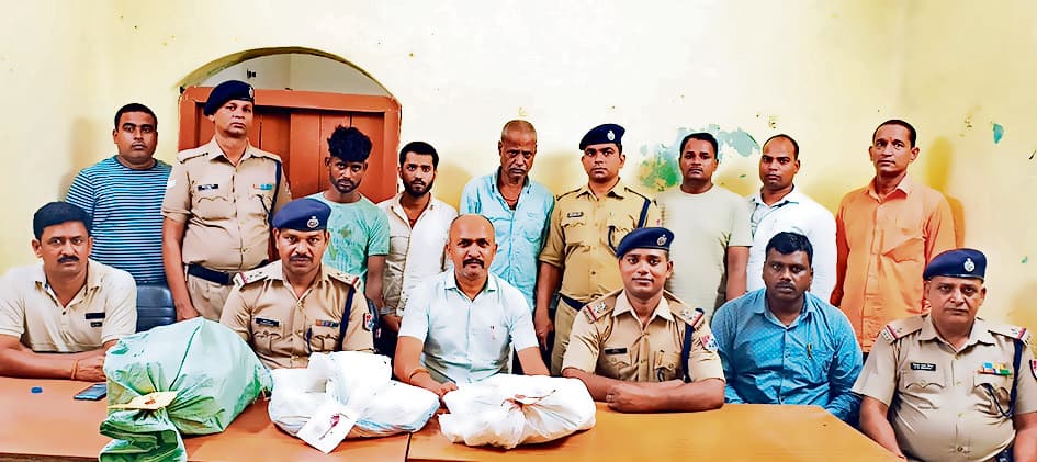 Chhapra News : रेलवे की संपत्ति चुराने वाले चोर व कबाड़ी दुकानदार गिरफ्तार