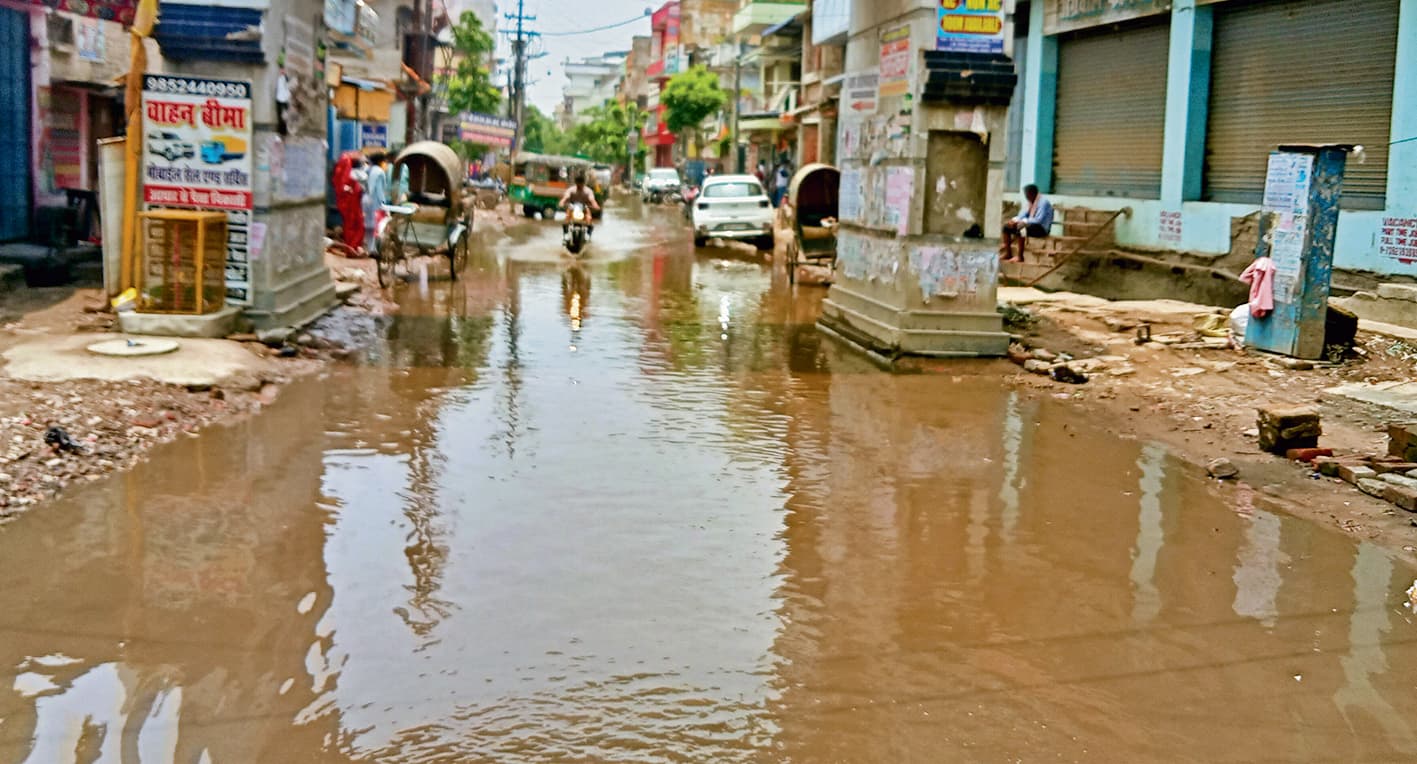 Chhapra News : रात में शुरू हुई बारिश सुबह में रुकी, शहर में कहीं जलजमाव, तो कहीं कीचड़ से परेशानी