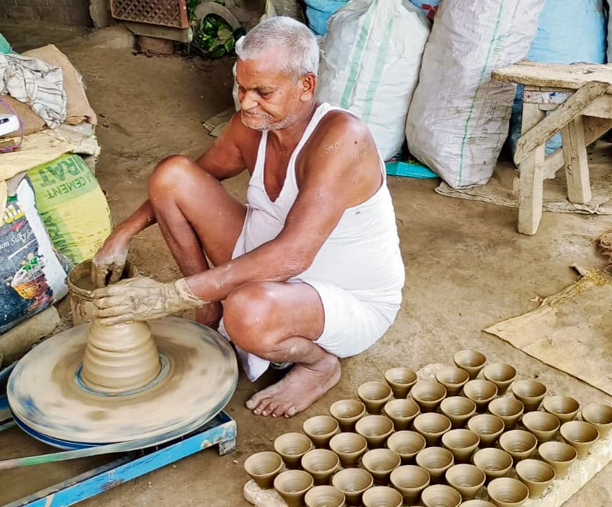 Chhapra News : दीपावली की तैयारियां जोरों पर, दीये बनाने में जुटे कुम्हार