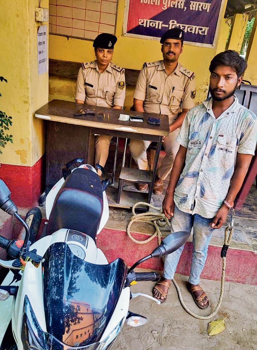 Chhapra News : सोने की चेन व पर्स छीन कर भाग रहा एक बदमाश पकड़ाया, दो फरार