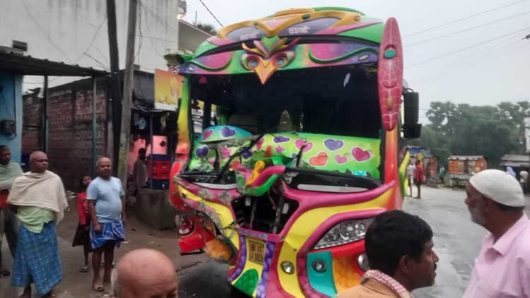 ट्रक से टकरायी अजमेर शरीफ जा रही यात्रियों से भरी बस, 60 यात्री बाल बाल बचे