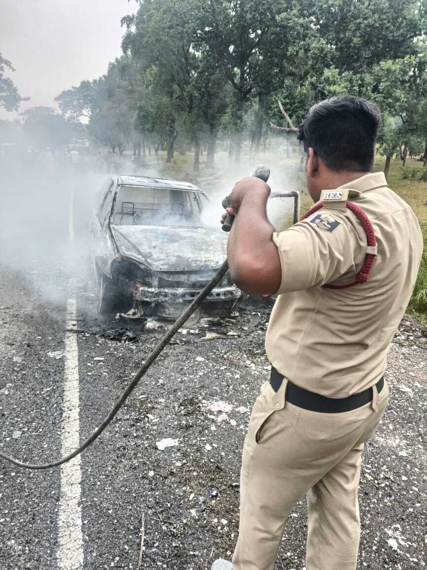 भागलपुर से मधुपुर जा रही इंडिका कार में शॉर्ट-सर्किट से लगी आग