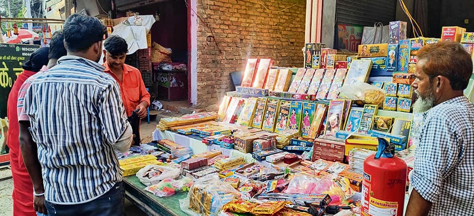 Gopalganj News  : पटाखों में विस्फोट हुआ, तो मच सकती है बड़ी तबाही, शहर में 32 दुकानदारों ने दिया लाइसेंस के लिए आवेदन