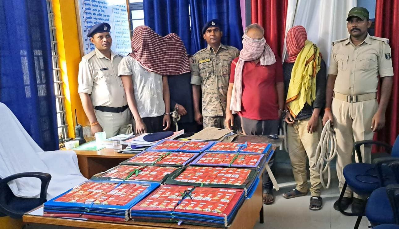 विदेशी शराब का 612 पीस टेट्रा पैकेट जब्त, चार तस्कर गिरफ्तार