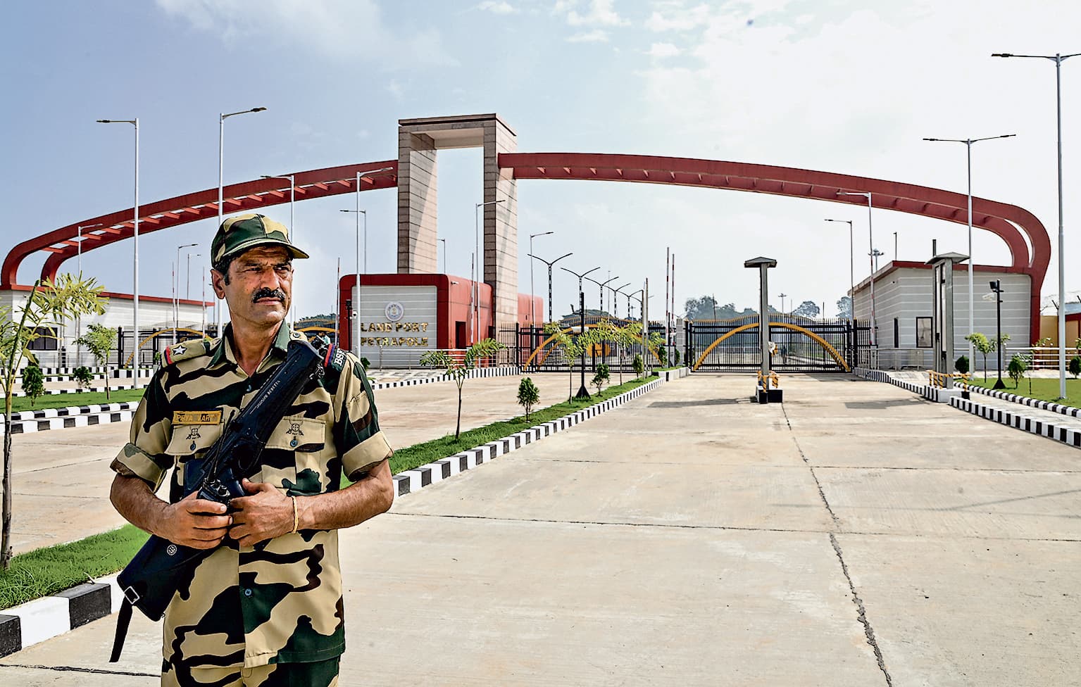 पेट्रापोल सीमा पर ''मैत्री द्वार'' और ''यात्री टर्मिनल भवन'' से आयेगी अंतरराष्ट्रीय व्यापार में उछाल, पहले से तीन गुना ज्यादा यात्री क्षमता