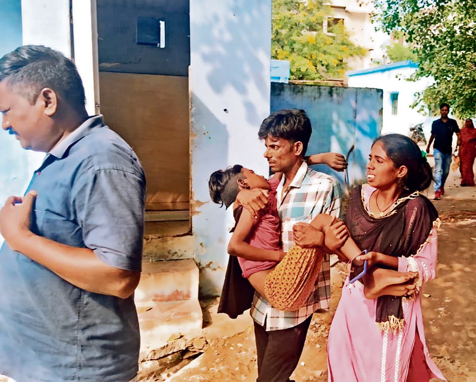 Gopalganj News  : सदर अस्पताल में अचेत बेटे को गोद में लेकर डॉक्टर से दिखाने के लिए भटकता रहा पिता