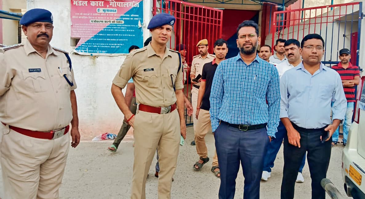 Gopalganj News  : चनावे जेल में प्रशासन का छापा, सुरक्षा को लेकर किया मुआयना
