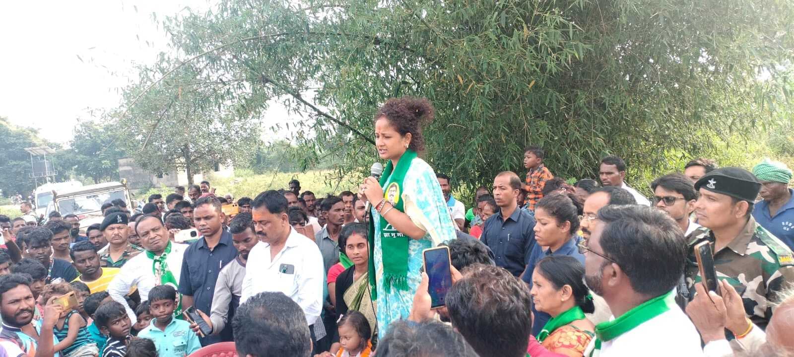 Giridih News: सुदिव्य के पक्ष में कल्पना सोरेन ने किया जनसंपर्क